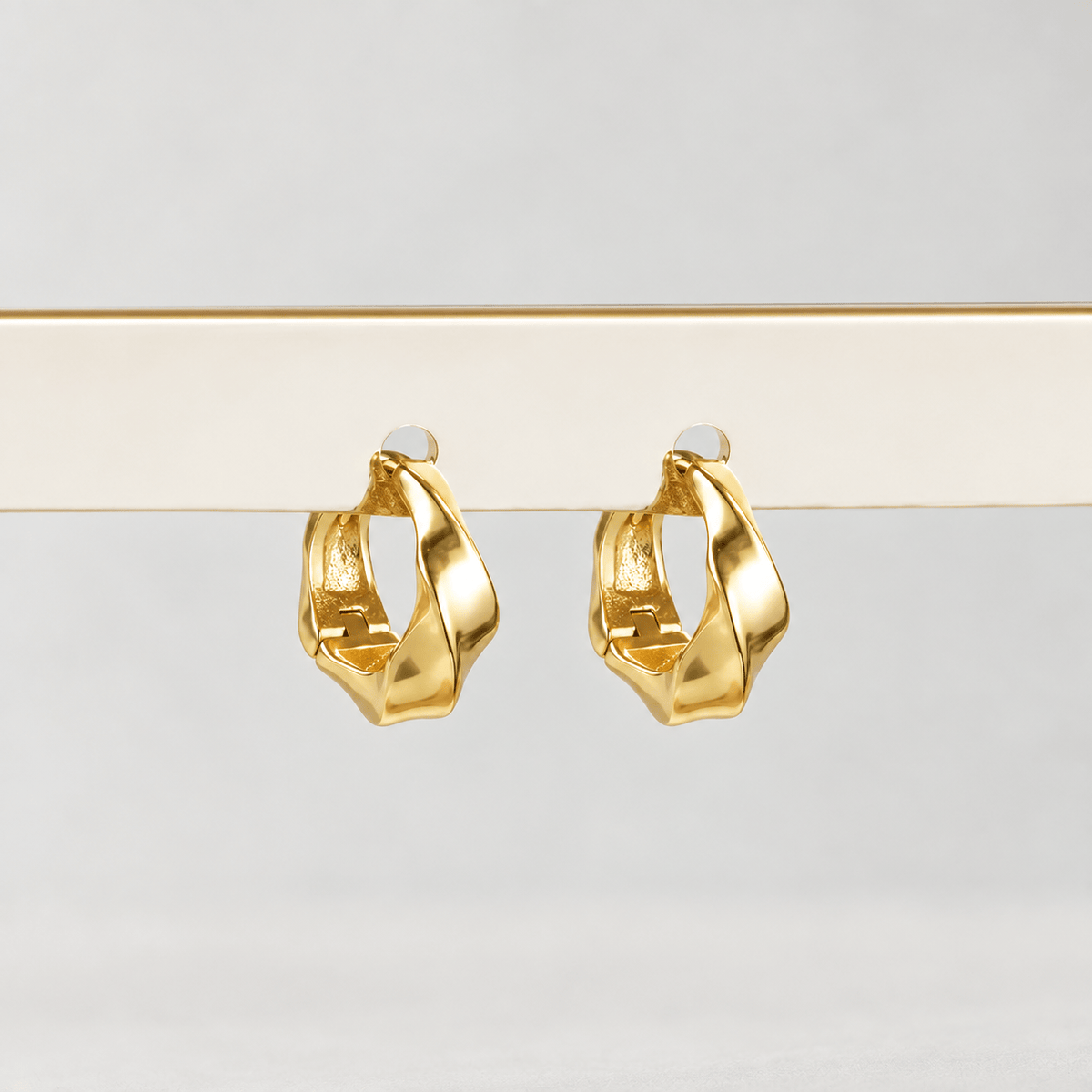 Bohomoon Stainless Steel Daisy Hoop Earrings