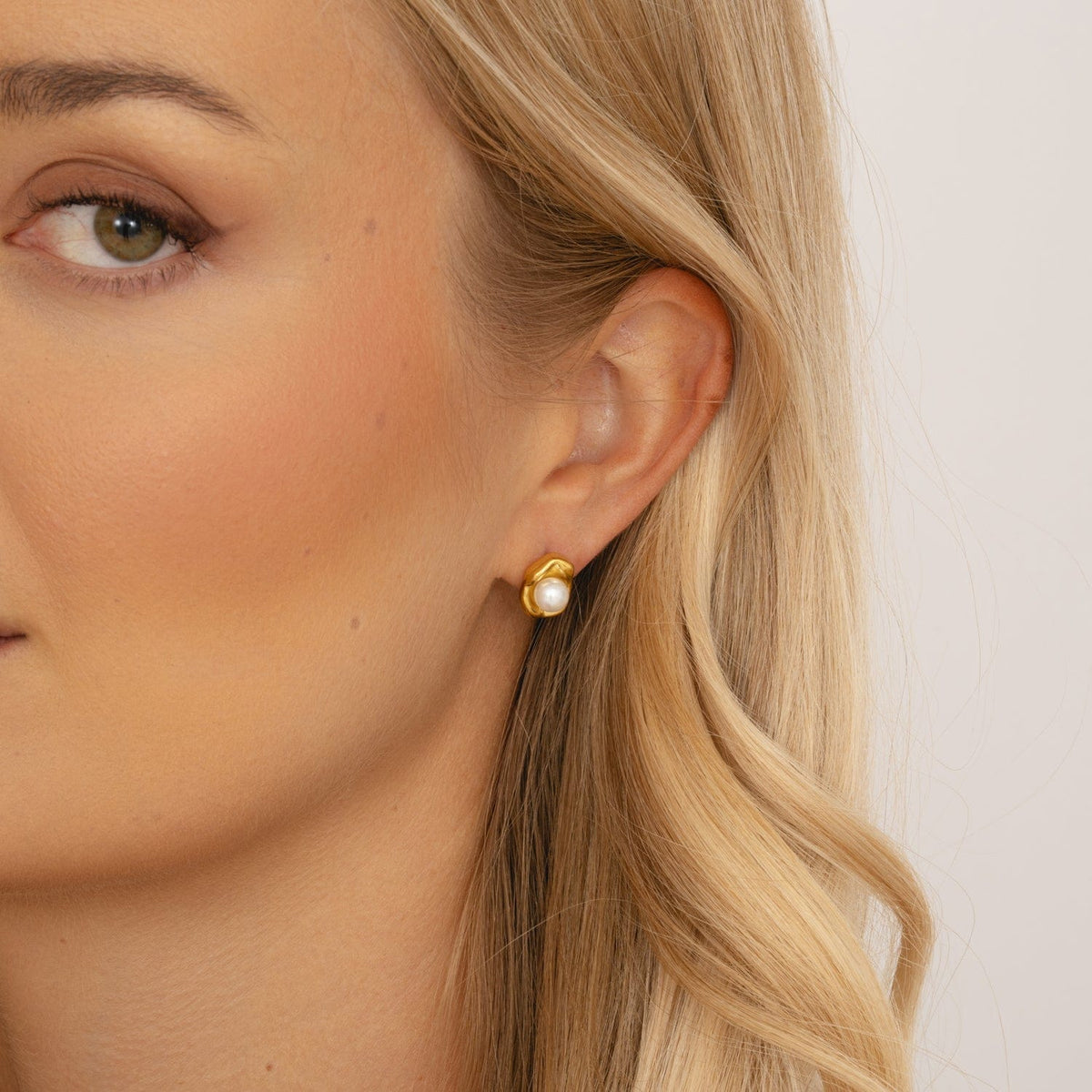 Bohomoon Stainless Steel Amber Pearl Stud Earrings